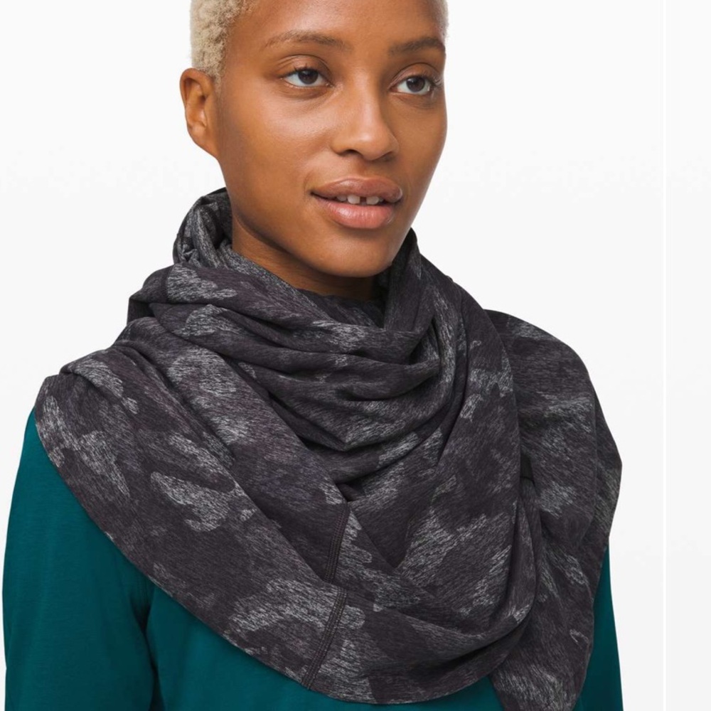 lululemon athletica Incognito Camo Scarf in Black